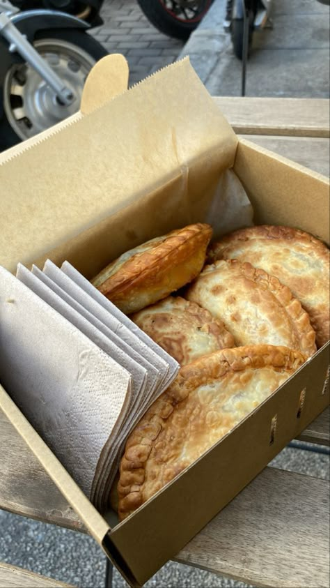 Empanada Packaging Ideas, Argentinian Empanadas, Food Delivery Packaging, Curry Puff, Mural Kitchen, Pie Ideas, Delivery Packaging, Small Ideas, Drinks Bar