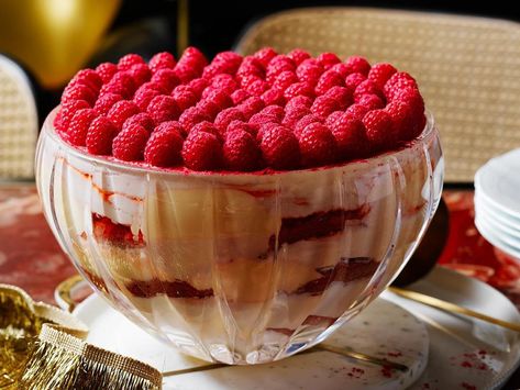 This stunning effortless trifle is the perfect Christmas show-stopper Childhood Desserts, Elegant Bbq, Ice Cream Trifle, Christmas Trifle Recipes, Meringue Recipes, Festive Dessert Recipes, Raspberry Trifle, Christmas Trifle, Trifle Recipes