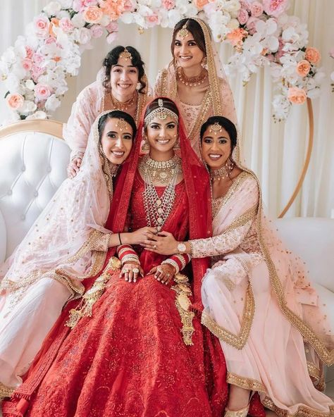 Punjabi Wedding Bridesmaids, Desi Bridesmaids, Bridesmaid Indian, Bridesmaid Poses, Indian Bride Poses, Bridesmaid Pictures, Sisters Photoshoot Poses, Bridesmaid Photoshoot, Indian Bridesmaid Dresses