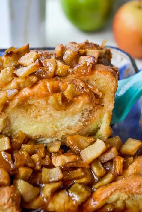 SIMPLE Apple Cinnamon Baked French Toast - Simple Party Food Apple Crisp French Toast, Apple Cinnamon Baked French Toast, Fried Apple French Toast Bake, Cinnamon Apple French Toast Bake, Cinnamon Apple French Toast, Cinnamon Baked French Toast, Simple Party Food, Apple Cinnamon French Toast, Apple French Toast Bake