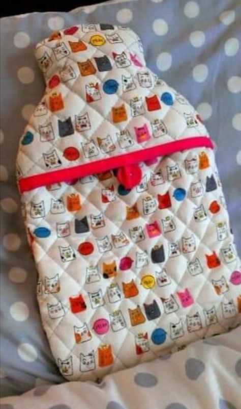 Water Bottle Gift, Sewing To Sell, Water Bottle Bag, Craft Books, Hot Water Bottle Cover, Water Bottle Covers, Beginner Sewing Projects Easy, Diy Bottle, Sewing Book