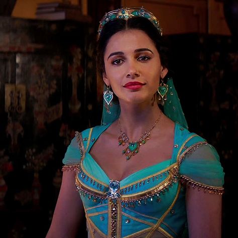 Naomi Scott in Aladdin (2019) Jasmine 2019, Aladdin Live, Princess Jasmine Costume, Girl Group Costumes, Disney Live Action Movies, Aladdin 2019, Couple Halloween Costumes For Adults, Lovely Princess, Pirate Halloween Costumes