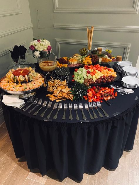 Party Buffet Table Set Up, Banquet Set Up, Wedding Hors D'oeuvres Table, Appreciation Dinner Decorations, 50th Birthday Menu Ideas, Catered Lunch Ideas, Main Table Quinceanera Black And Gold, Black And Gold Snack Table, Retirement Table Decorations Ideas