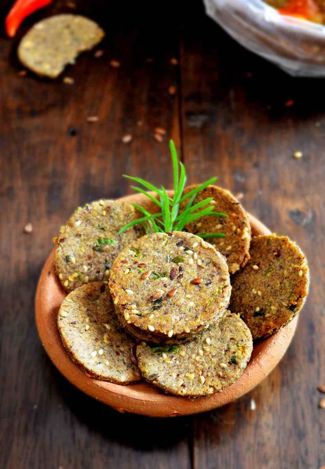 Savory Crackers Recipe, Multigrain Crackers, Seed Crackers Recipe, Flax Seed Crackers, Baked Snacks, Savoury Crackers, Coconut Cookies Recipes, Crackers Recipe, Flax Seed Recipes