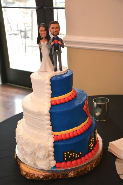 Superman wedding cake Superman Wedding Ideas, Superman Wedding Cake, Princess Wedding Cakes, Superman Wedding, Batman Wedding, Cake For Boyfriend, Superhero Wedding, 22nd Birthday, Grooms Cake