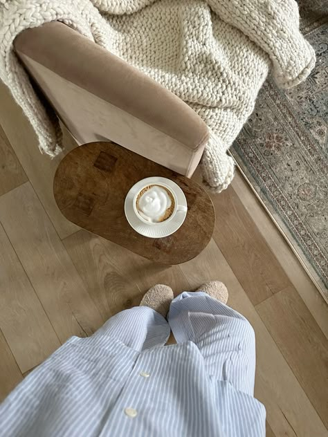 Morning routine style - summer morning routines - style guide spring fashion style Slow Mornings Aesthetic, Cozy Spring Aesthetic, Blankets Aesthetic, Style Lounge Wear, Content Batching, Cozy Pictures, Spring Fashion Aesthetic, West Coast Aesthetic, Instagram Story Inspiration