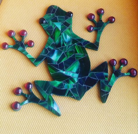 Stained glass mosaic frog Frog Mosaic Ideas, Mosaic Heads, Mosaic Frog, Whimsical Pottery, Mosaic Art Projects, Mosaic Madness, Glass Fusing, Stained Glass Mosaic, Glass Mosaic