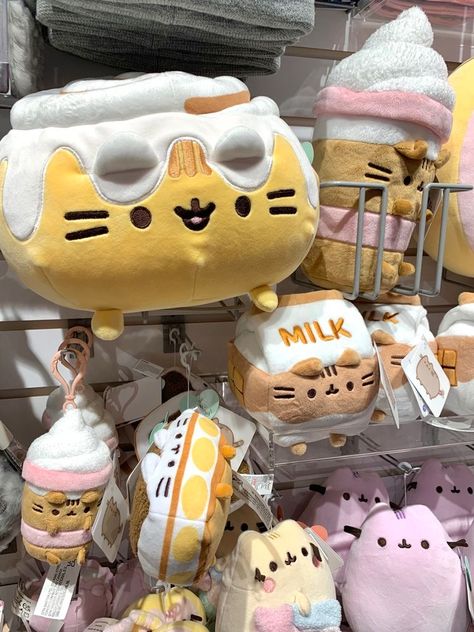 Plushie Room Decor, Pusheen Plushie Aesthetic, Pusheen Cinnamon Roll, Cinnamon Roll Plush, Pusheen Plushies, Aesthetic Supermarket, Pusheen Stuff, Pusheen Plush, Pusheen Cute