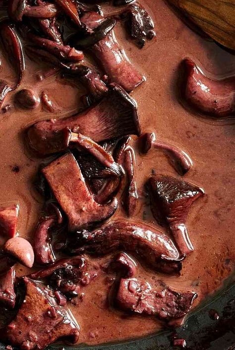 Combine a full bodied red wine with mushrooms and shallots to create this easy and delicious red wine mushroom sauce. Red Wine Vinegarette, Red Wine Mushrooms, Red Wine Mushroom Sauce, Red Wine Reduction Sauce, Beef Entrees, Mushroom Sauce Recipe, Beef Meals, Red Wine Sauce, One Pot Dinners