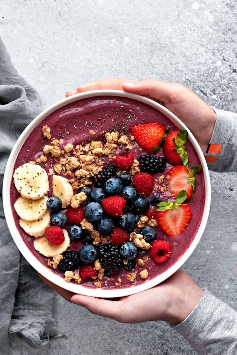 Easy Acai Bowl Recipe, Easy Acai Bowl, Acai Berry Smoothie, Acai Bowl Recipe Easy, Raspberry Smoothie Bowl, Acai Bowl Recipe, Berry Smoothie Bowl, Frozen Acai, Acai Bowls Recipe