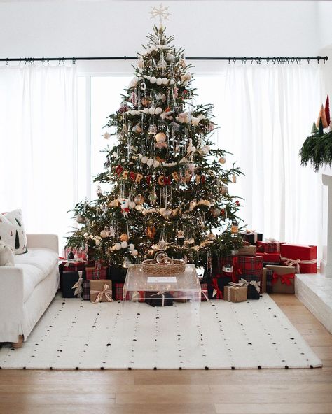 calli fox | Merry Christmas Eve!🎅🏼🌲 | Instagram Southern Christmas Aesthetic, Christmas Tree Room, Eve Instagram, Burlap Ornaments, Blossom House, Winter Aesthetics, Christmas Tree Inspo, Southern Christmas, Behind Couch