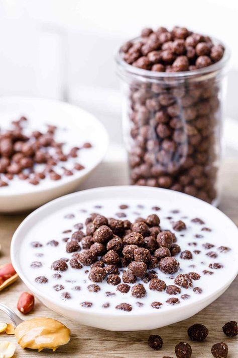 Homemade Chocolate and Peanut Butter Keto Cereal (yum!) - Keto Pots Cereal Recipes Homemade, Breakfast Cereal Recipes, Muesli Cereal, Cinnamon Cereal, Keto Cereal, Homemade Cereal, Low Carb Granola, Chocolate Cereal, Postre Keto