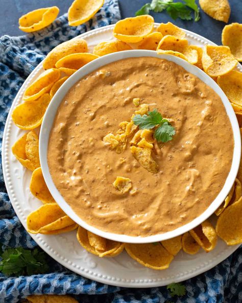 Chili Cream Cheese Dip Cabin Appetizers, Crockpot Apps, Best Bean Dip, Chili Cream Cheese Dip, Cream Cheese Snacks, Pork Soup Recipes, Chili Cheese Dip, Savory Dips, Sunday Food