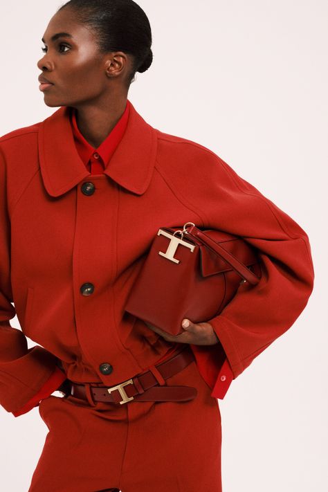 Paris Fashion Women, Pre Fall 2023, Current Trends, Amazing Ideas, Red Coat, Hello Fall, 2023 Fashion, Moda Vintage, Orange Fashion