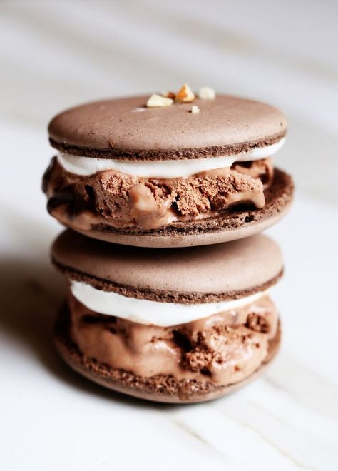 Macaron Ice Cream, Macaron Ice Cream Sandwich, Rocky Road Ice Cream, Double Chocolate Chip Muffins, Chocolate Macaron, Macaron Cookies, Ice Cream Cookie Sandwich, Iced Tea Recipes, Flavor Ice