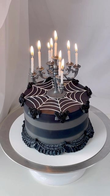 Black Wednesday Cake, The Addams Family Cake, Easy Wednesday Addams Cake, Wednesday Inspired Cake, Adams Family Cake Ideas, Wednesday Addams Bday Cake, Diy Wednesday Addams Cake, Wednesday Addams Party Food Ideas, Wednesday Addams Halloween Party