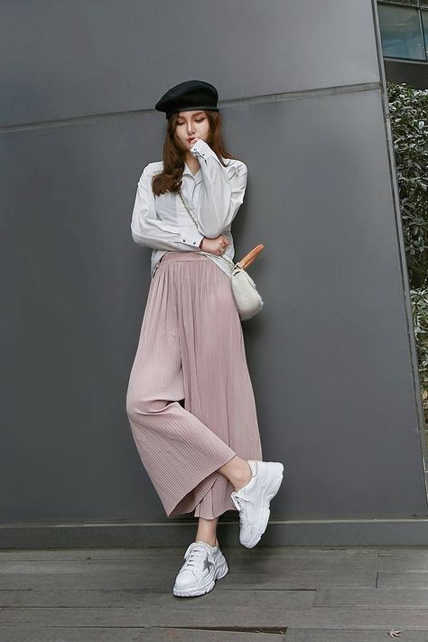 Chica usando un pantalón culotte de color rosa palo con blusa blanca, boina francesa y tenis ugly en color blanco Boho Grunge Fashion, Looks Street Style, Trending Sneakers, Fashion Tips For Women, Color Rosa, Looks Vintage, 70s Fashion, Look Chic, Outfits Casuales