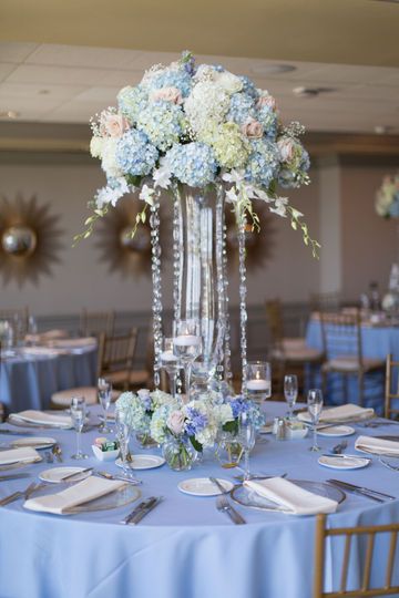 Powder Blue Quinceanera, Flower Arrangements Quinceanera, Cinderella Quinceanera Table Decorations, Light Blue Quince Centerpieces, Baby Blue Centerpieces Quinceanera, Blue Centerpieces Quinceanera, Center Piece For Quinceañera, Ice Blue Wedding Theme, Light Blue Quinceanera Theme