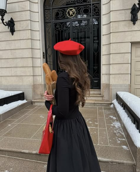 Moulin Rouge Paris Outfit, Outfits With Beret Hats, French Beret Outfit, Beret Outfit Street Style, Old Money Outfits For Women, Couples Picture Poses, Beret Outfit, Couples Picture, Senior Fashion