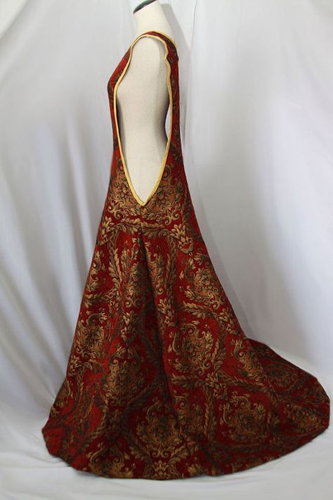 Gorgeous sideless surcoat in tapestry fabric with 100% silk edging. Sideless Surcoat, Sca Garb, Fantasy Clothes, Medieval Garb, Medieval Clothes, King Or Queen, Medieval Costume, Costume Patterns, Century Clothing