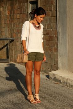 Cream sweater, olive shorts Khaki Shorts Outfit, Green Shorts Outfit, Short Women Outfits, Short Verde, Outfit Verano, Beach Ware, Olive Shorts, Summer Capsule, Shorts Outfit