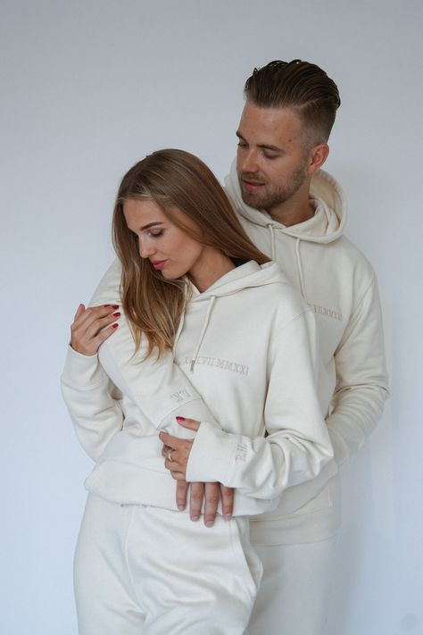 Outfit Pareja, Fashion Show Dresses, Couple Photoshoot Poses, Photoshoot Poses, Couples Photoshoot, Future Wedding, Cozy House, Family Photos, Rain Jacket