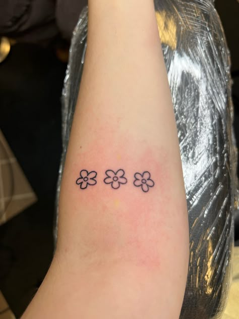 Flower Tattoos Cartoon, Small Cartoon Flower Tattoo, Stick And Poke Beginner, Mini Friend Tattoos, Daisy Stick And Poke, Three Daisy Tattoo, Simple But Cute Tattoos, Groovy Flower Tattoo, Minecraft Flower Tattoo