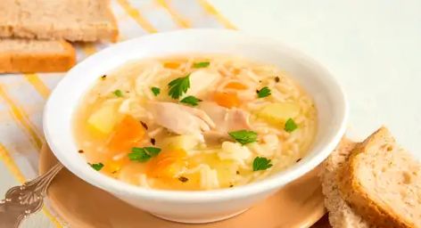 Sopa de pollo, vegetales y pasta Chicken Noodle Soup Easy, Cooking For Beginners, Food Drinks Dessert, Food Website, Idee Pasto Sano, Chicken Noodle Soup, Good Enough, Chicken Soup, Wonton Soup