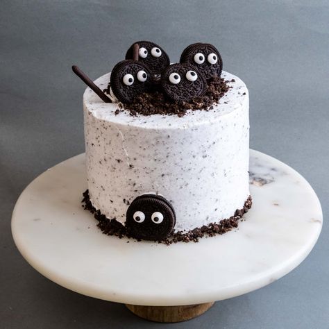 Small Oreo Cake, Oreo Cake Decorating Ideas, Oreo Cake Designs, Ghibli Birthday, Birth Cakes, Small Birthday Cakes, Halloween Cake Decorating, Korean Cake, Halloween Food Treats