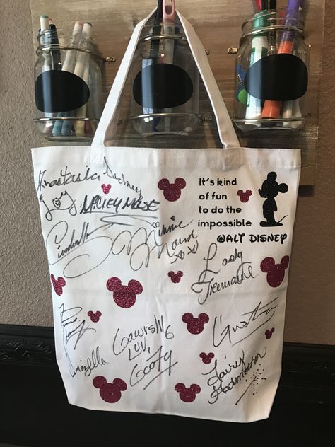 Disney Bags Diy, Disney World Autograph Ideas, Disney Tote Bags Diy, Disney Autograph Book Ideas, Disney February, Honeymoon Disney, Disney Travel Accessories, Disney Autograph Ideas, Autograph Ideas