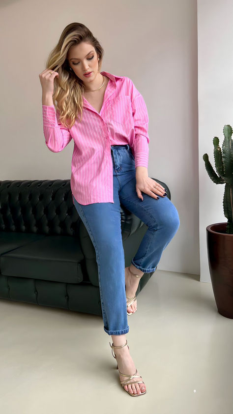 Chic e comfy, nossa camisa está um arraso! camisa rosa | camisa de listras | camisa listrada | camisa com jeans. #camisarosadelistras Amalfi, Ootd, Polyvore