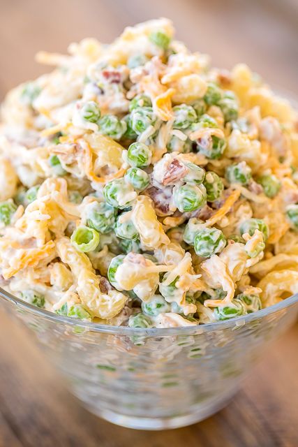 Cracked Out Pea Salad - Macaroni and green peas tossed in mayonnaise, cheddar, bacon and ranch. Seriously delicious!!! Great for potlucks or a side dish with a sandwiches. Great for all your spring and summer cookouts! Can make ahead and refrigerate until ready to serve. It has become our favorite pasta salad recipe!! #pastasalad #sidedish #bacon #ranch Cracked Out Pea Salad, Favorite Pasta Salad, Cracked Out, Pea Salad Recipes, Resep Pasta, Resep Salad, Salad Pasta, Pea Salad, Cold Salad