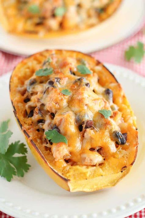 This easy, cheesy, healthy Stuffed Spaghetti Squash recipe has southwestern flavor with chicken, black beans, salsa and cilantro! Spaghetti Squash Burrito, Spaghetti Squash Pizza, Chicken Black Beans, Stuffed Spaghetti Squash, Spaghetti Squash Recipe, Burrito Bowls Recipe, Baked Spaghetti Squash, Burrito Bowls, Chicken Spaghetti Squash