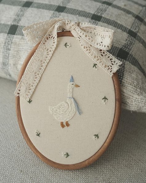 A lovely Vintage Decor | Hand-embroidered Goose with cotton bow Add a touch of charm to your home or your kid's room with this delightful hand-embroidered goose! Carefully stitched with love and attention to detail, this whimsical piece features a graceful goose adorned with a soft cotton bow.  Whether you want to brighten up your living room, nursery, or a cozy corner, this hand-embroidered goose is the perfect addition to any space. Its gentle, rustic appeal brings warmth and a sense of nostal