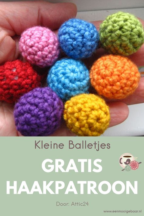 Op zoek naar een leuk haakproject? Probeer dan eens deze schattige kleine balletjes! Dit gratis haakpatroon van Attic24 is perfect voor beginners en ervaren haaksters. Je kunt ze gebruiken als decoratie of als onderdeel van andere haakprojecten. Download het patroon nu op onze website en haak snel je eigen setje! Tags: #haken #haakpatroon #decoratie #Attic24 Fake Cactus, Crochet Things, Xmas Decorations, Crochet Flowers, Crochet