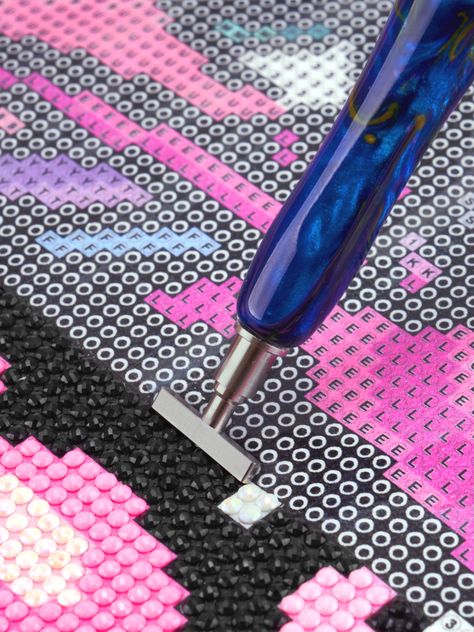 A diamond painting pen with a stainless steel multiplacer tip is shown placing multiple drills down on a canvas at one time. Diamond Art Accessories, Diamond Painting Accessories, Diamond Art Hacks, Diamond Painting Framing Ideas, Diamond Painting Hacks, Diamond Painting Ideas, Diamond Art Projects, Diamond Painting Pictures, Diamond Painting Pattern