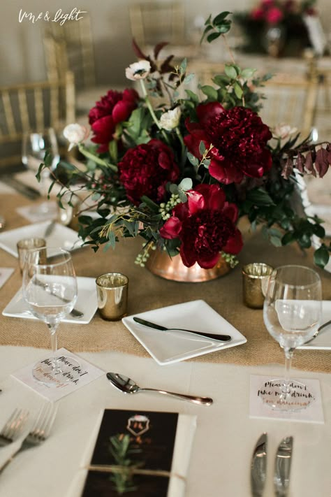 Lighted Wedding Centerpieces, Privet Berry, Red Wedding Centerpieces, Anemone White, Deep Red Wedding, Dark Red Wedding, Burgundy Wedding Centerpieces, Wedding Reception Centerpiece, Burgundy Wedding Flowers