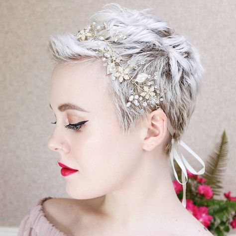 Embellished Flower Headband Pixie Wedding Hair, Picture Day Hair, Short Wedding Hair, Penteado Cabelo Curto, Short Pixie Cut, Head Piece, Trending Hairstyles, Hair Beads, Short Hair Styles Pixie