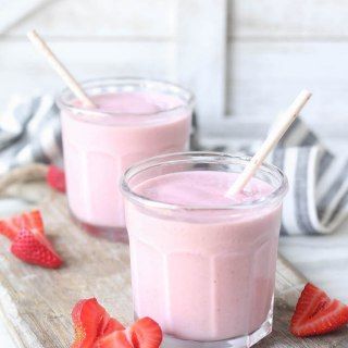 Sweet, creamy and nutritious Simple Strawberry Banana Smoothie with chia seeds, almond milk and creamy yogurt. Loaded with 5 whole food ingredients and ready in just 5 minutes! Banana Smoothie Recipes, Smoothie With Chia Seeds, Simple Smoothies, Blackberry Smoothie, Chia Seed Smoothie, Recipes Strawberry, Paleo Snack, Smoothie Recipes For Kids, Smoothie Recipes Strawberry