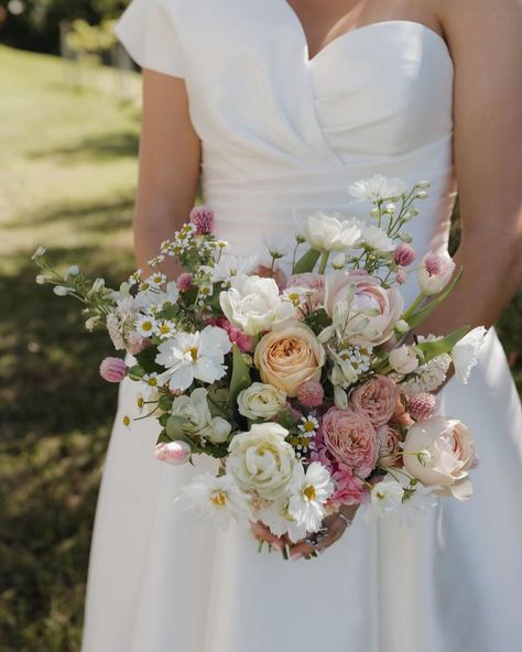 Sophie + her girls 🎀✨🏹🌸🌷💗 Photographer: @nicolalemmonphotos Venus: @oceanviewestatesweddings Dress: @whitelilycouture @pronovias Bridesmaids: @billy_j_bridal • • • • #brisbaneflorist #thisisbrisbane #flower #brisbaneflowersdelivered #flowerbouquet #blooms #floral #brisbaneevents #flowerlove #brisbaneweddings #weddingflorist #love #brisbanebrides #bridalbouquet #brisbaneflowerdelivery #weddingflowers #freshflowers #flowersofinstagram #brisbaneweddingflorist #brisbanewedding #brisbane #b... Bridal Bouquet Spring, Peace Rose, Rose Wedding Bouquet, Flowers Delivered, She Girl, Rose Wedding, Wedding Florist, Flower Delivery, Wedding Bouquet