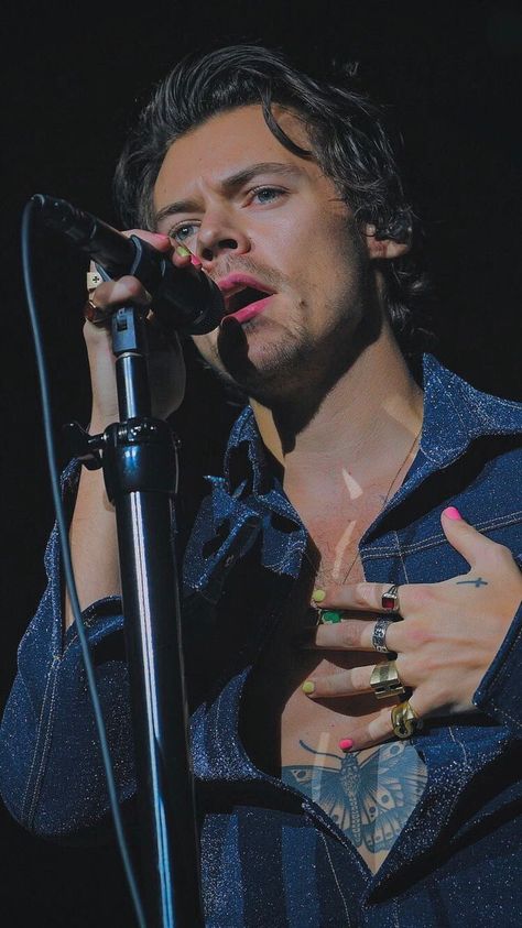 Harry Styles Hands, Harry Styles Lockscreen, Harry Styles Nails, All The Bright Places, Harry Styles Fine Line, Harry Styles Cute, Haikou, Harry Styles Wallpaper, Harry Styles Pictures