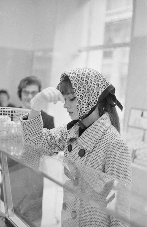 Audrey Hepburn Grocery Shopping, Rome, 1961 Photo: Elio Sorci/Camera Press    499      95 Audrey Hepburn Outfit, Audrey Hepburn Born, Audrey Hepburn Poster, Palvin Barbara, Audrey Hepburn Style, Hepburn Style, Lauren Bacall, Actrices Hollywood, Olivia Palermo