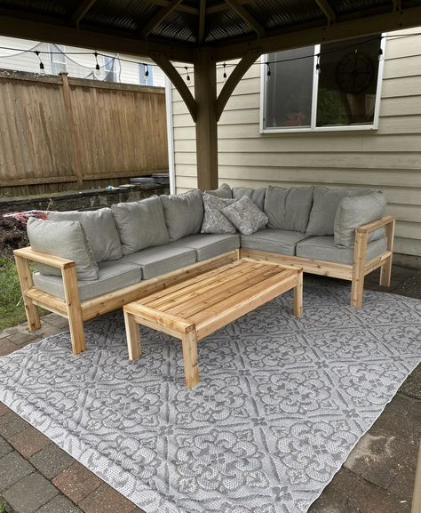 L Shaped Patio Couch, Diy L Shape Patio Couch, Home Made Patio Furniture, Patio Pallet Couch, Outdoor L Couch, L Shape Outdoor Sofa, Diy Porch Couch, Deck Couch Ideas, Diy Outdoor L Shaped Couch