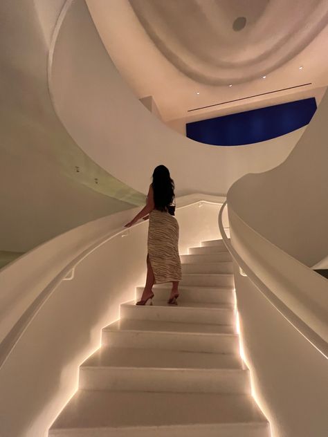 Staircase Poses Instagram, Staircase Pictures Poses, Daria Core, Staircase Pics, Staircase Poses, Staircase Photoshoot, Classy Pictures, Hey Barbie, Dubai Photoshoot