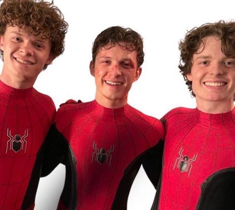 Tom Holland Brothers, Holland Brothers, Peter Spiderman, Marvel Fandom, Tom Holland Imagines, Tom Parker, Tom Holland Peter Parker, Marvel Images, Tom Holland Spiderman