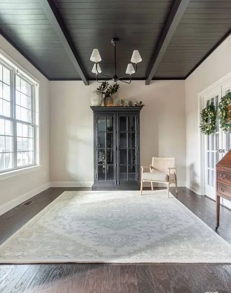 15 Amazing Shiplap Ceiling Ideas to Spruce Up Your Roof Black Beam Ceiling Living Room, Black Trim And Ceiling, White Walls Color Ceiling, Black Ceiling Farmhouse, Rooms With Black Ceiling, Painted Shiplap Ceiling With Beams, Living Room Beams Painted, Black Ceiling Family Room, Gray Shiplap Ceiling