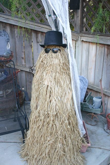 Hula skirt, hat and sunglasses from Dollar Store - put the skirt over a tomato cage - voila!  You have Cousin It, from the Addams Family!!! Cousin It, Dekorasi Halloween, Hat And Sunglasses, Hula Skirt, Halloween Decor Diy, Hallowen Ideas, Halloween Memes, Dollar Store Halloween, Fröhliches Halloween