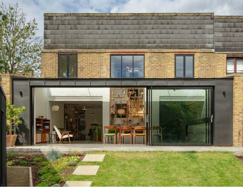 Ulla Gala Architect's striking zinc-clad extension to this period property adds a valuable extra living space that spills out onto the garden. Click for more amazing home extension ideas #architecture Image: O Manzi/Ulla Gala Architects Small House Extensions, Side Return Extension, Victorian Terrace House, Casa Loft, Side Return, House Remodeling, Roof Extension, Long House, Glass Extension