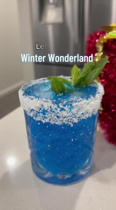 Winter Wonderland Mock Tails, Blue Christmas Cocktail Recipe, Mint Christmas Cocktail, Blue Christmas Drinks Holiday Cocktails, Blue Tequila Cocktails, Blue Christmas Cocktails, Winter Wonderland Drinks, Tequila Christmas Cocktails, Blue Winter Wonderland Christmas