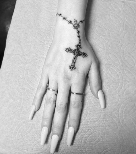 Rosary Tattoo On Hand, Rosary Tattoo, Cross Tattoos For Women, Cute Hand Tattoos, Hand And Finger Tattoos, Pretty Hand Tattoos, Hand Tattoos For Women, Pretty Tattoos For Women, Stylist Tattoos